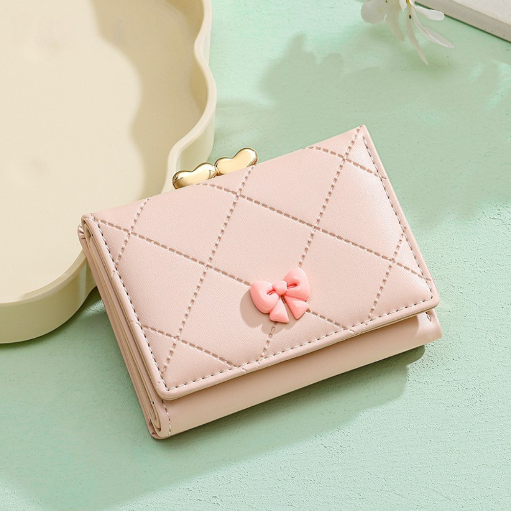 リボン×キルティング｜ハートモチーフ留め具付き三つ折り財布