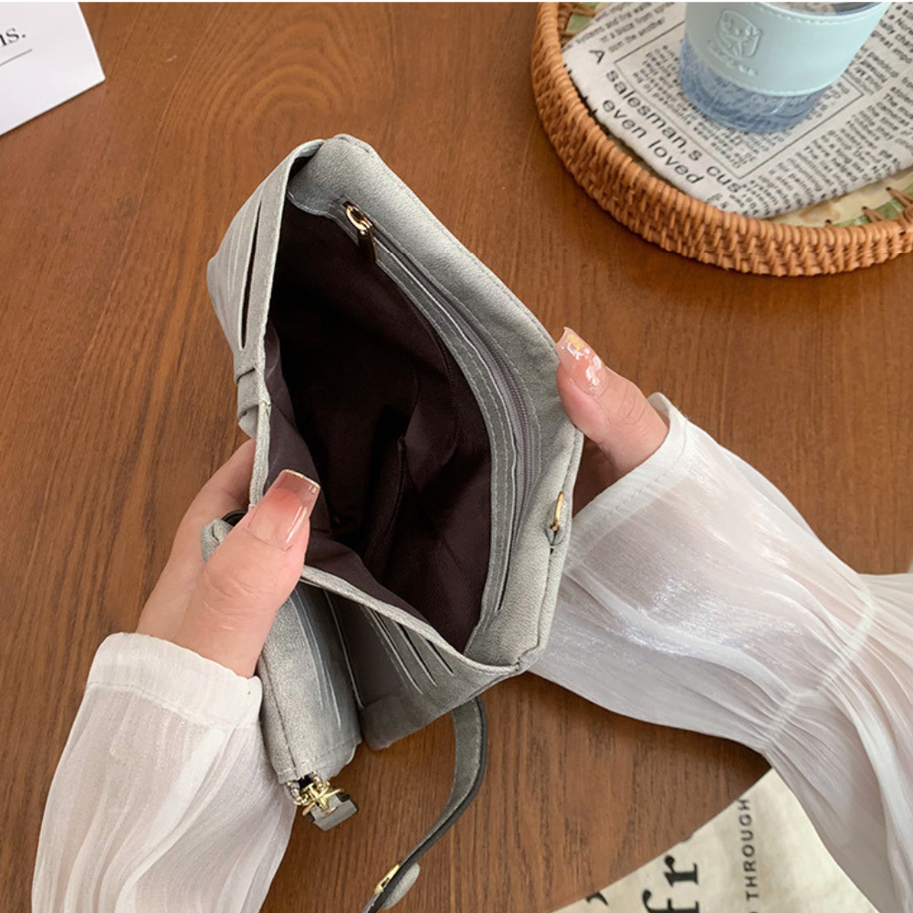 スエード調デザイン｜収納たっぷり二つ折り財布