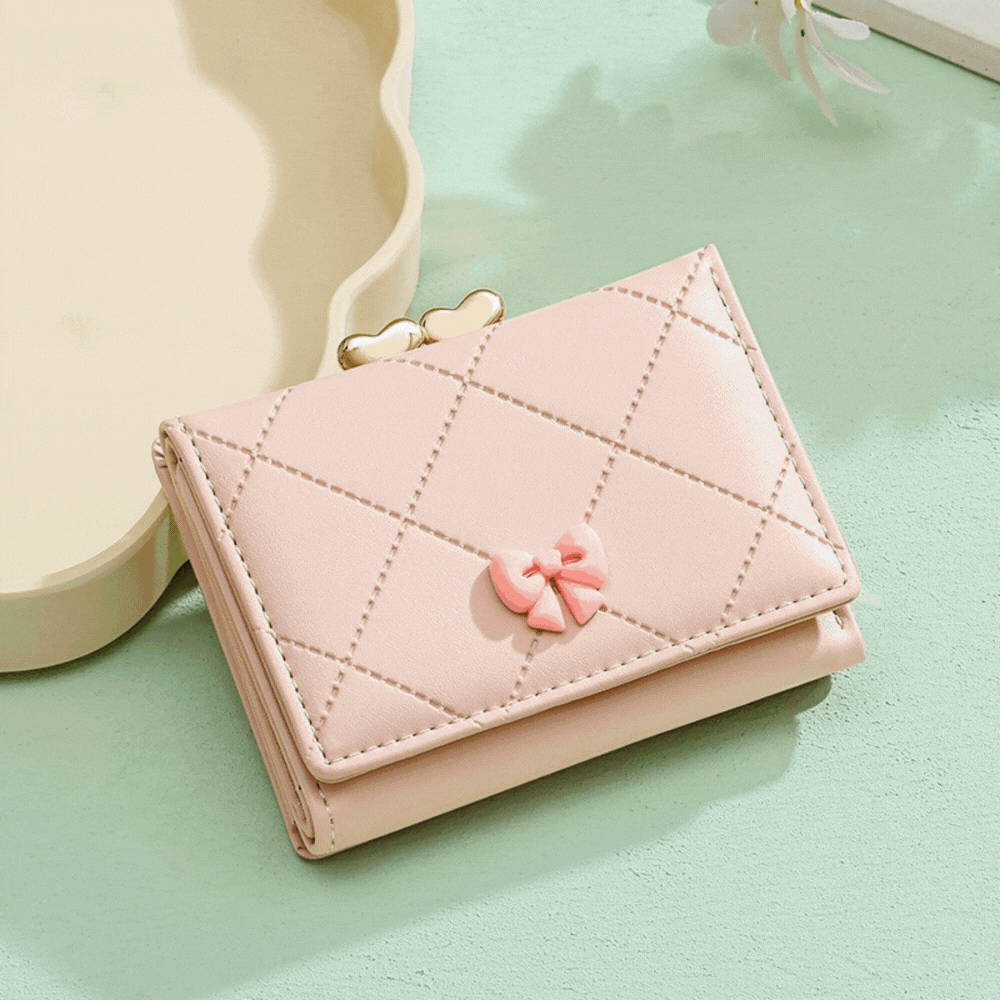 リボン×キルティング｜ハートモチーフ留め具付き三つ折り財布