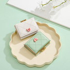 リボン×キルティング｜ハートモチーフ留め具付き三つ折り財布