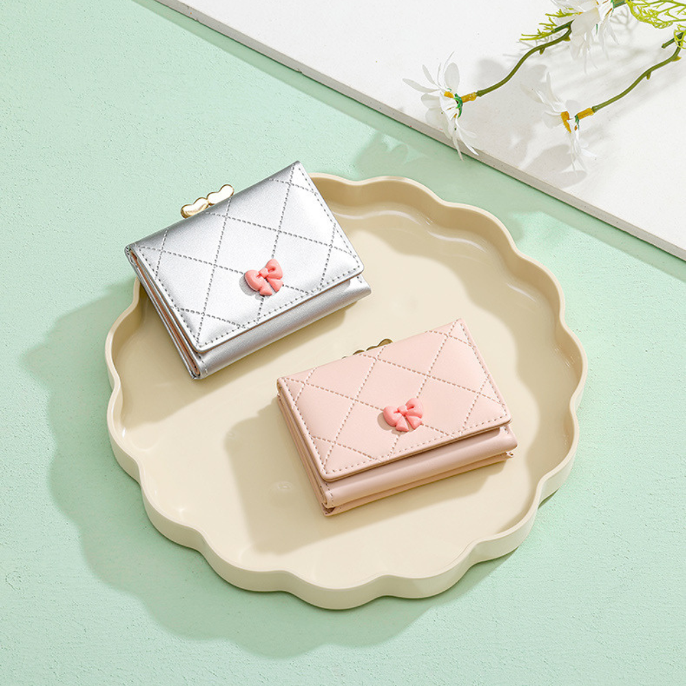 リボン×キルティング｜ハートモチーフ留め具付き三つ折り財布