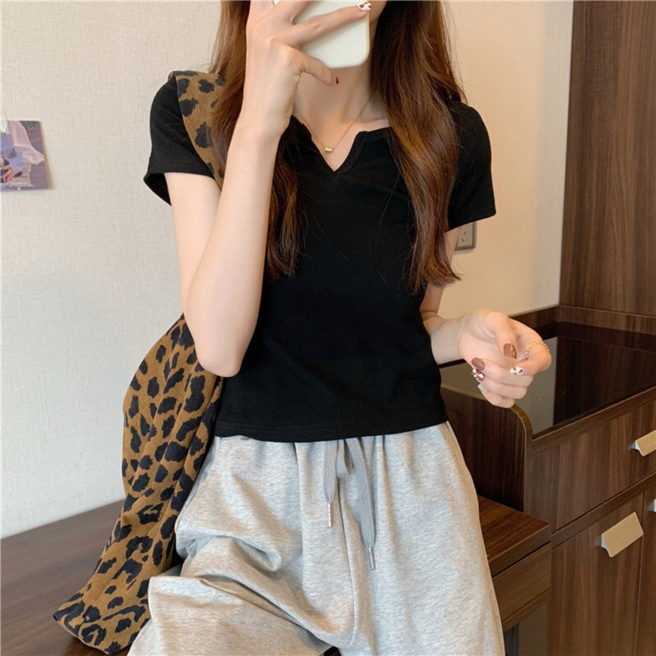 首元カットが今っぽ可愛い｜ショート丈フィットTシャツ