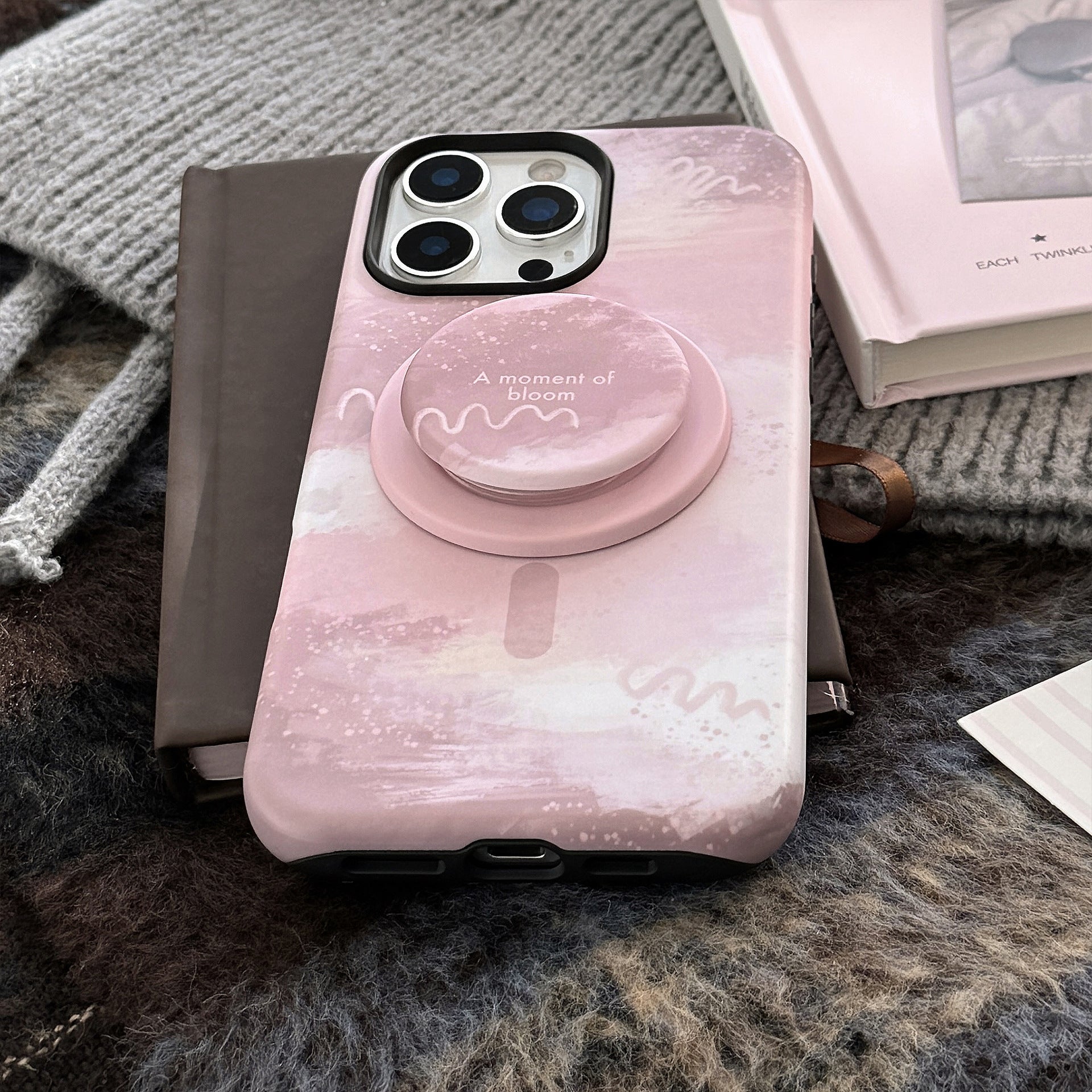 【MagSafe対応】やわらかピンク × アートグリップ｜iPhoneケース