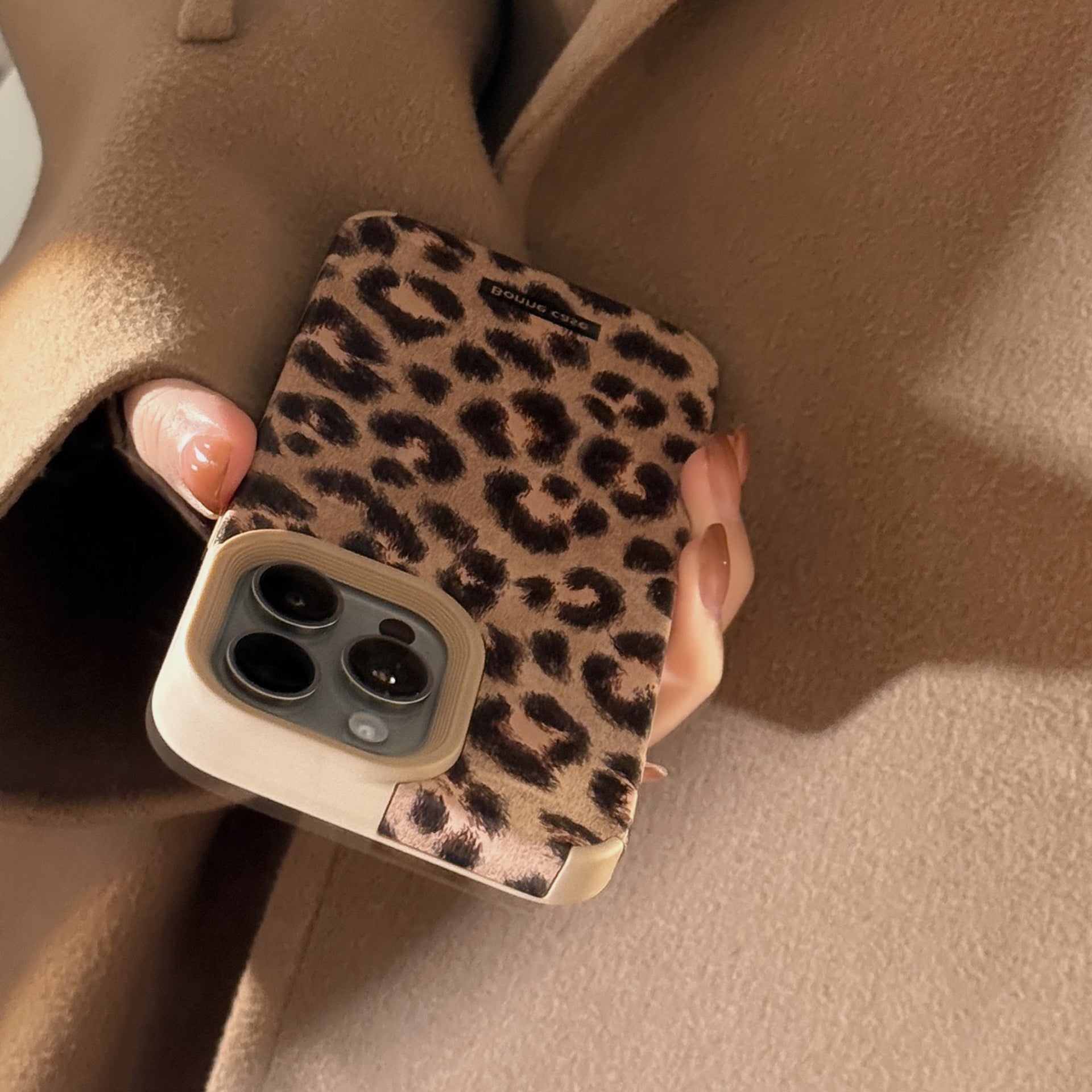 視線くぎづけレオパード｜秋映えチャーム付きiPhoneケース