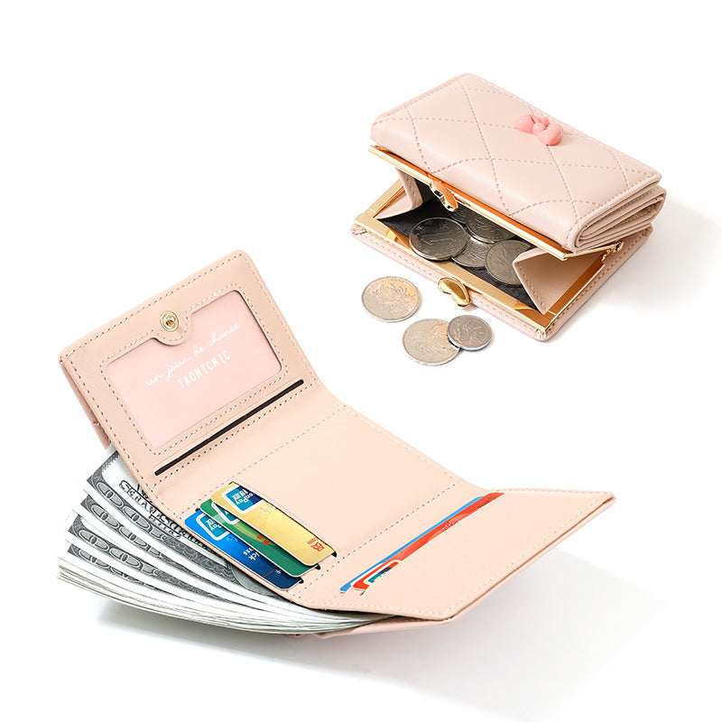 リボン×キルティング｜ハートモチーフ留め具付き三つ折り財布