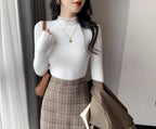 フリルネックリブニット｜上品スリムフィットトップス