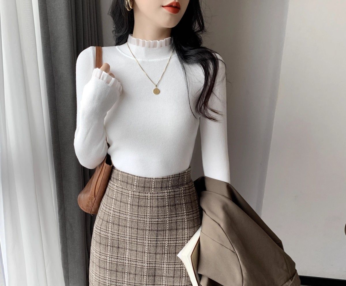 フリルネックリブニット｜上品スリムフィットトップス