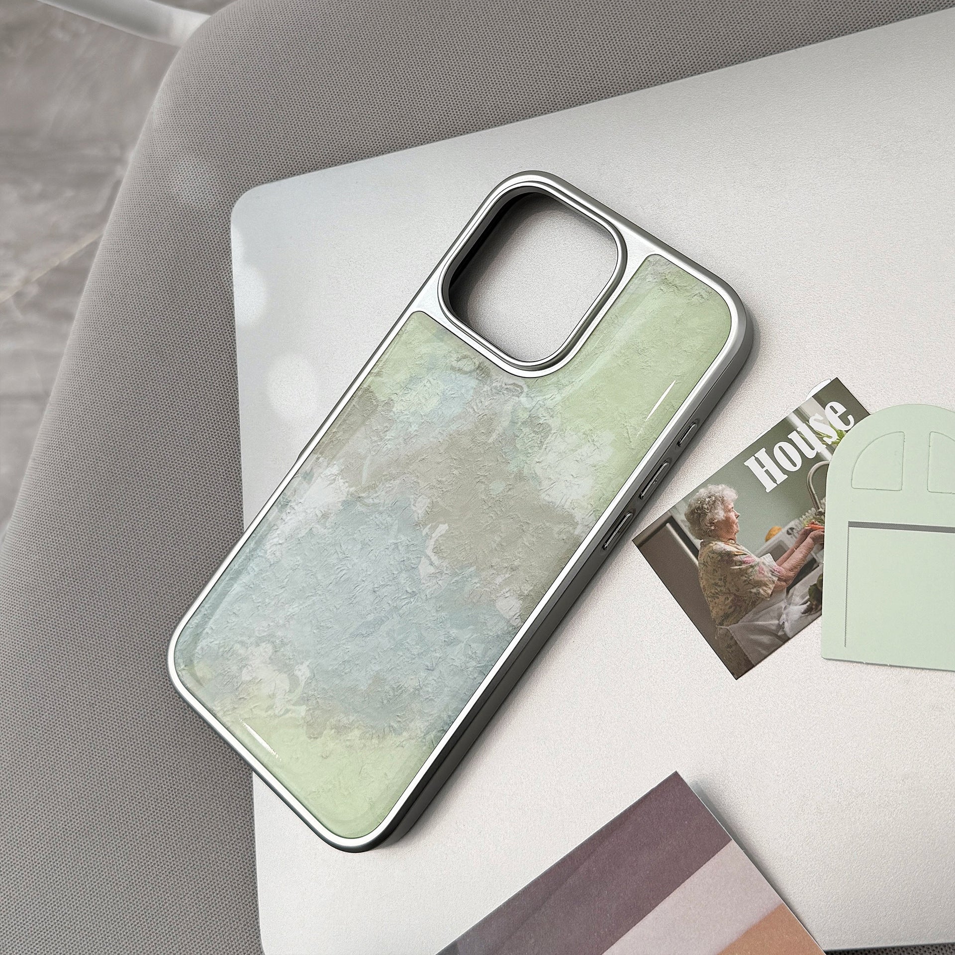 とろけるペールグリーン｜ニュアンスアートiPhoneケース