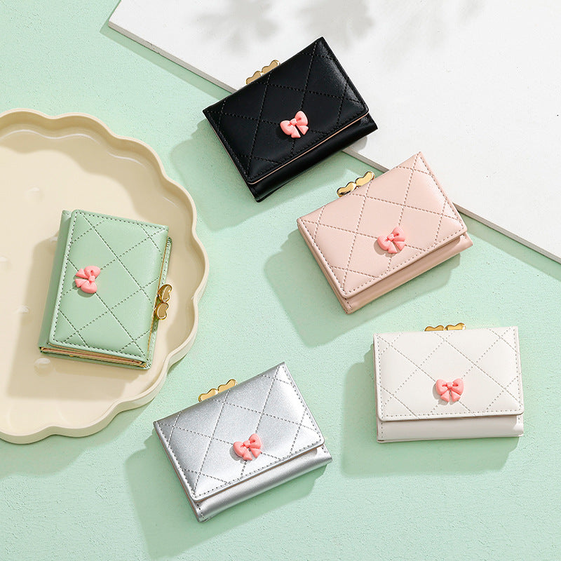 リボン×キルティング｜ハートモチーフ留め具付き三つ折り財布