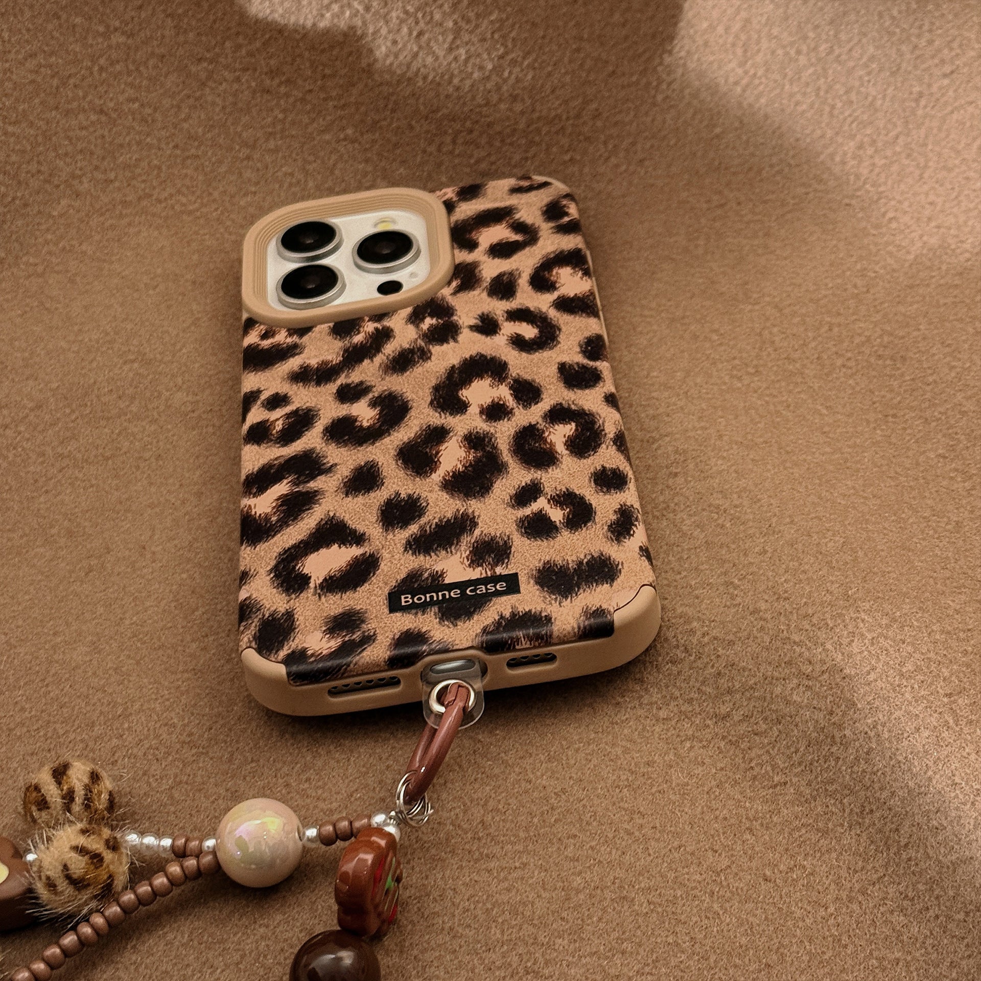 視線くぎづけレオパード｜秋映えチャーム付きiPhoneケース
