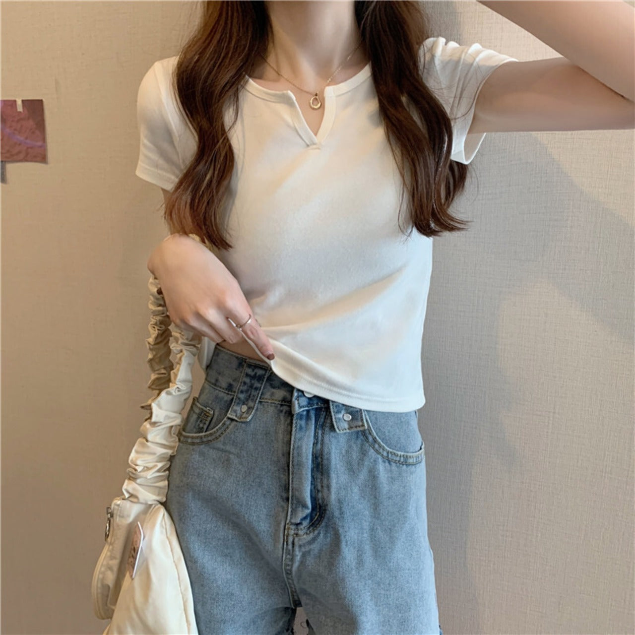 首元カットが今っぽ可愛い｜ショート丈フィットTシャツ